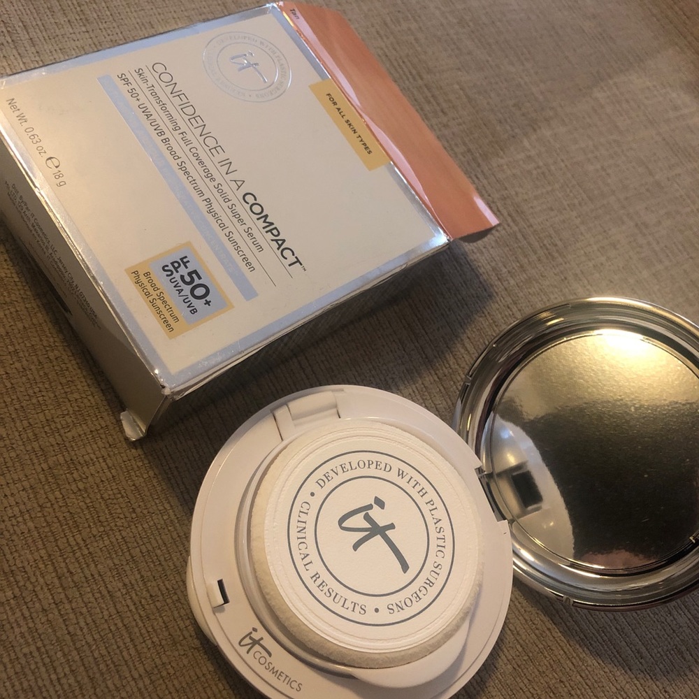 🌼 IT Cosmetics Confidence in a Compact Foundation